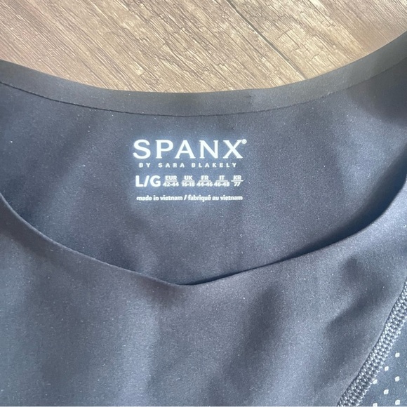 Spanx Reflective Slim Fit Crop Top EUC Size L Black - Picture 6 of 11